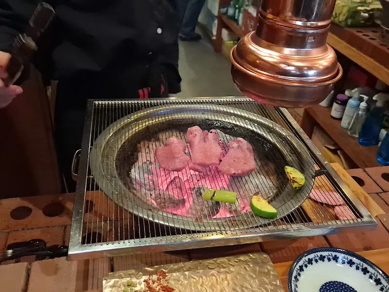 숯불 위에서 익어가는 야끼니꾸