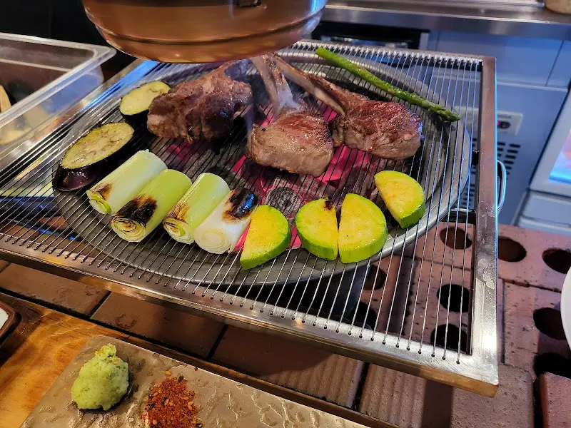 양갈비와 야채를 굽는 모습