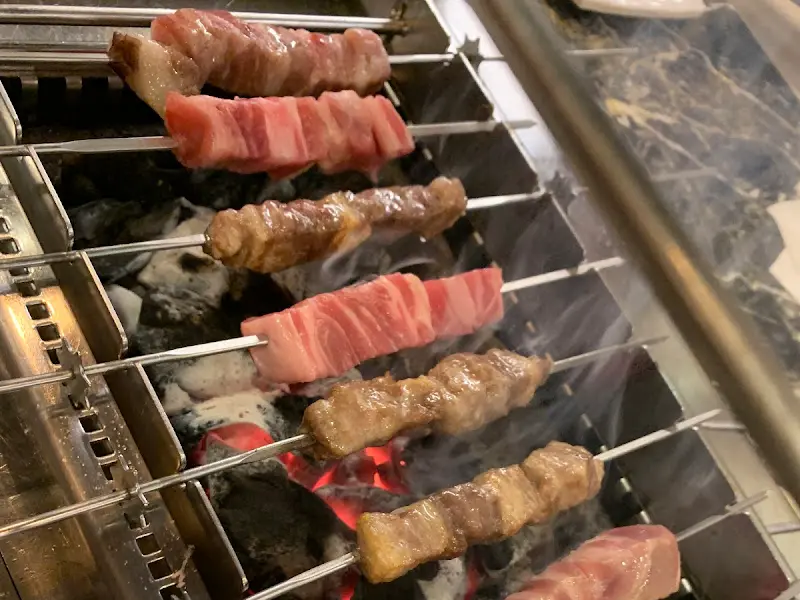 숯불 위에서 익어가는 양꼬치