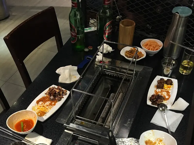 테이블 세팅과 숯불