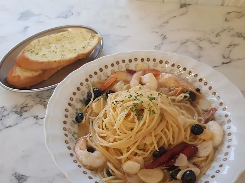 감베리 파스타와 꿀마늘빵 전체샷