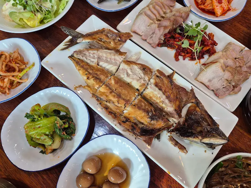 윤기가 흐르는 보쌈과 곤드레밥