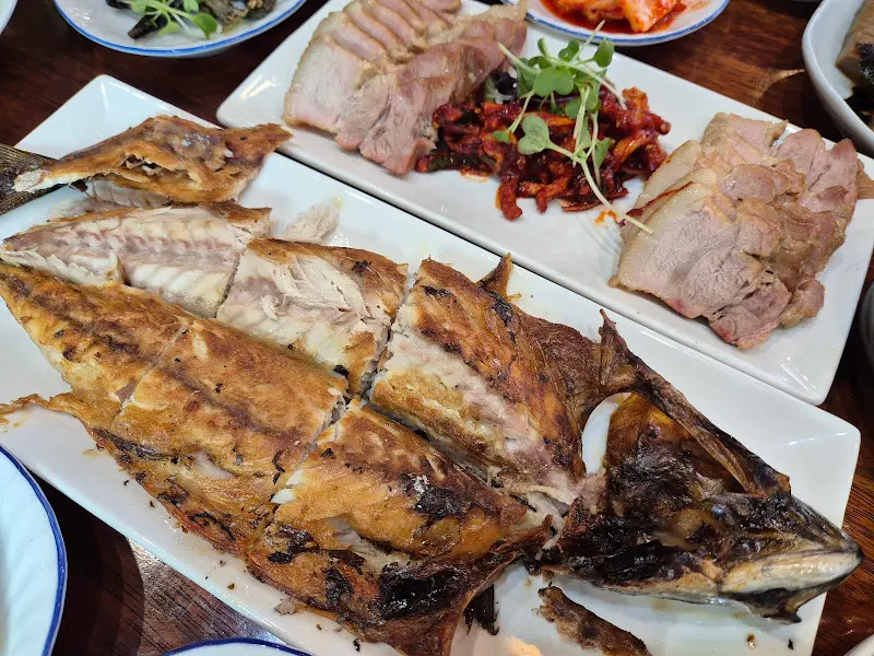 메인 메뉴인 보쌈과 고등어구이