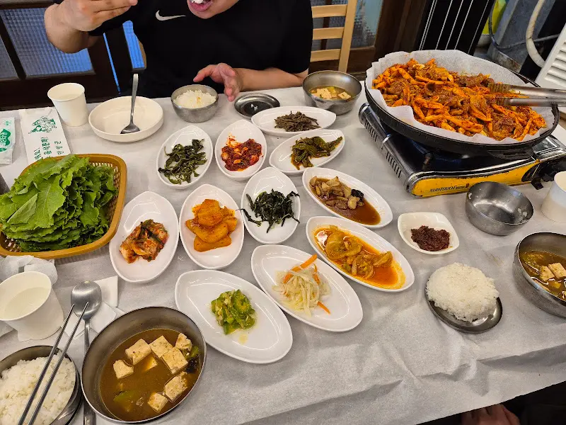 푸짐하게 차려진 한 상