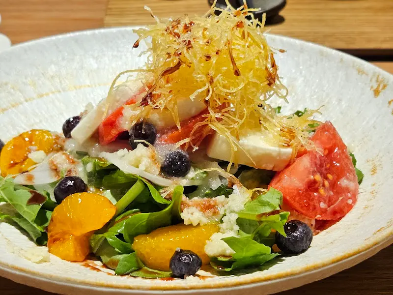 신선한 재료가 돋보이는 샐러드