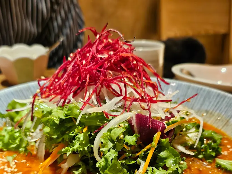 신선한 야채가 가득한 샐러드