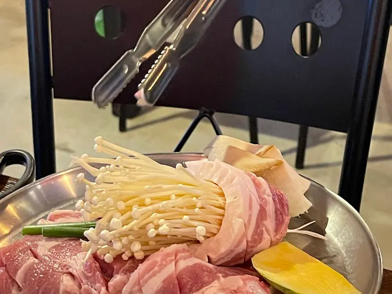 신선한 삼겹살과 채소