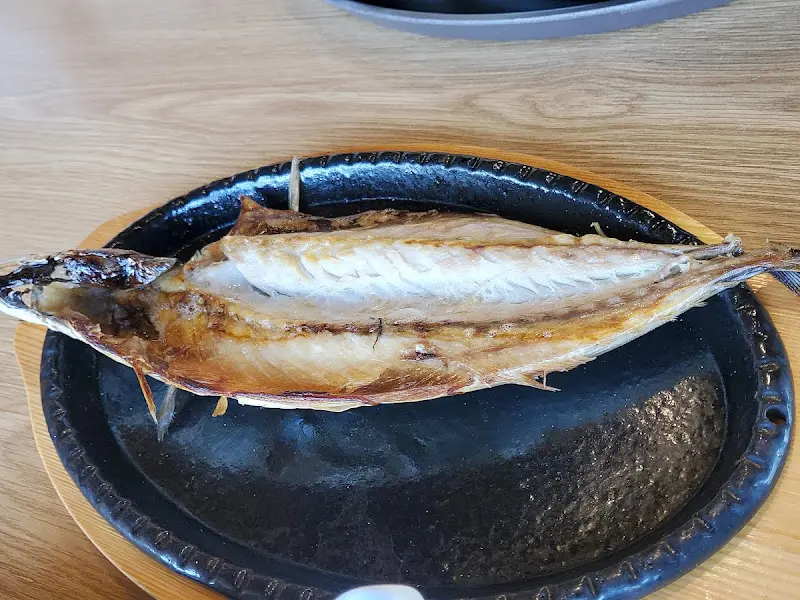 윤기가 흐르는 고등어 구이