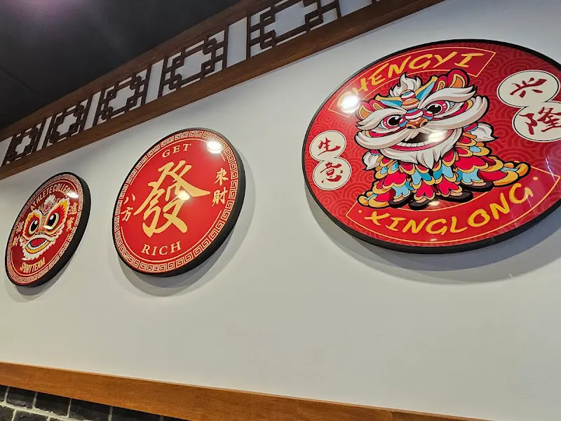 붉은색 원형 장식