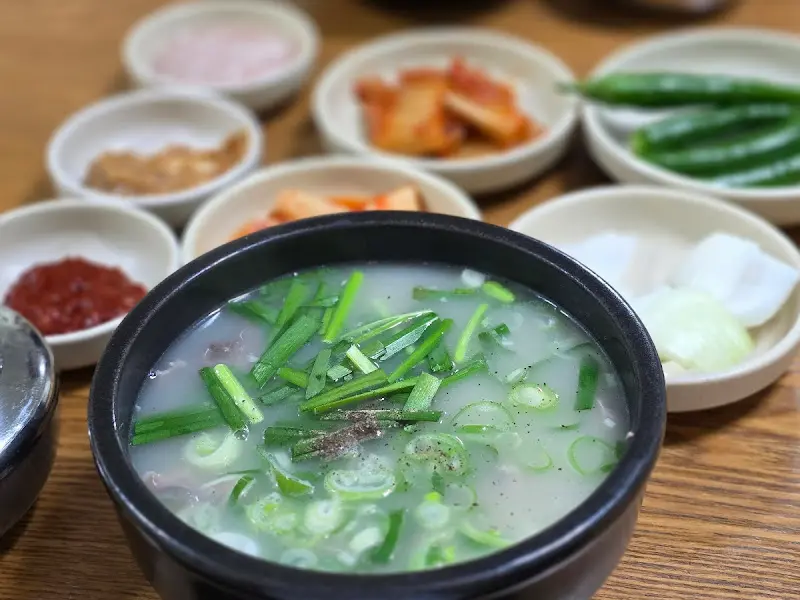 푸짐한 돼지국밥 한 상