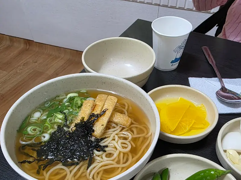 김가루와 유부가 듬뿍 올려진 가락국수