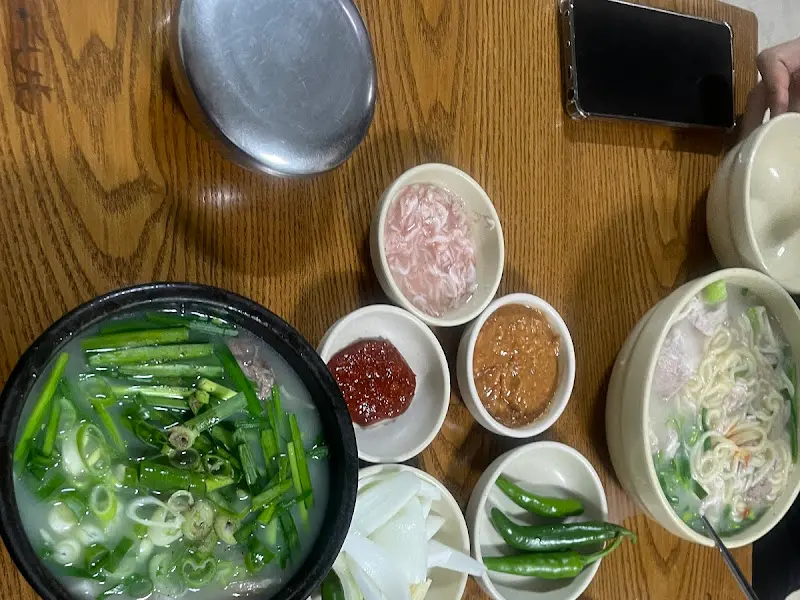 국밥과 함께 나오는 다양한 곁들임