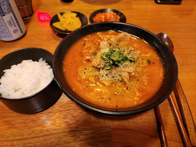 밥 한 톨 남기지 않고 깨끗하게 비운 그릇