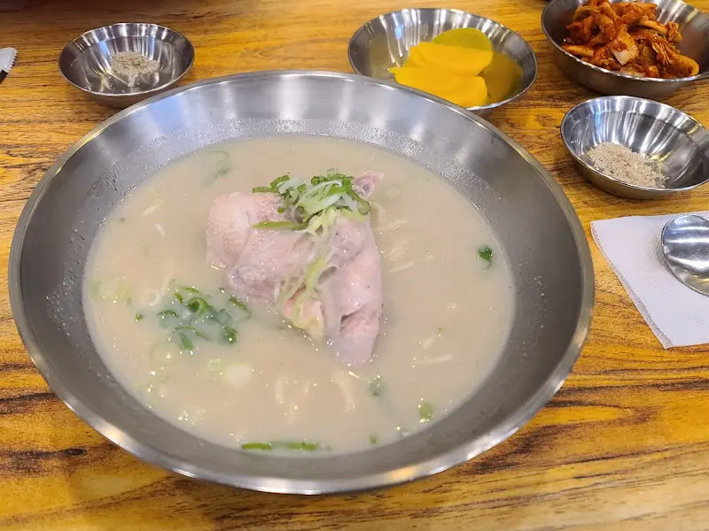 닭칼국수 한 상 차림