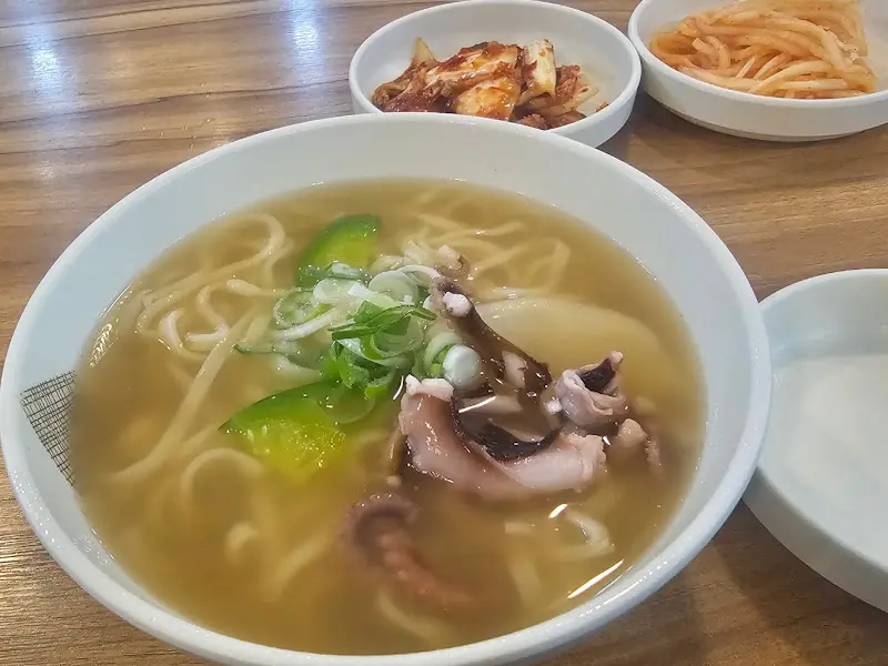푸짐한 낙지 칼국수