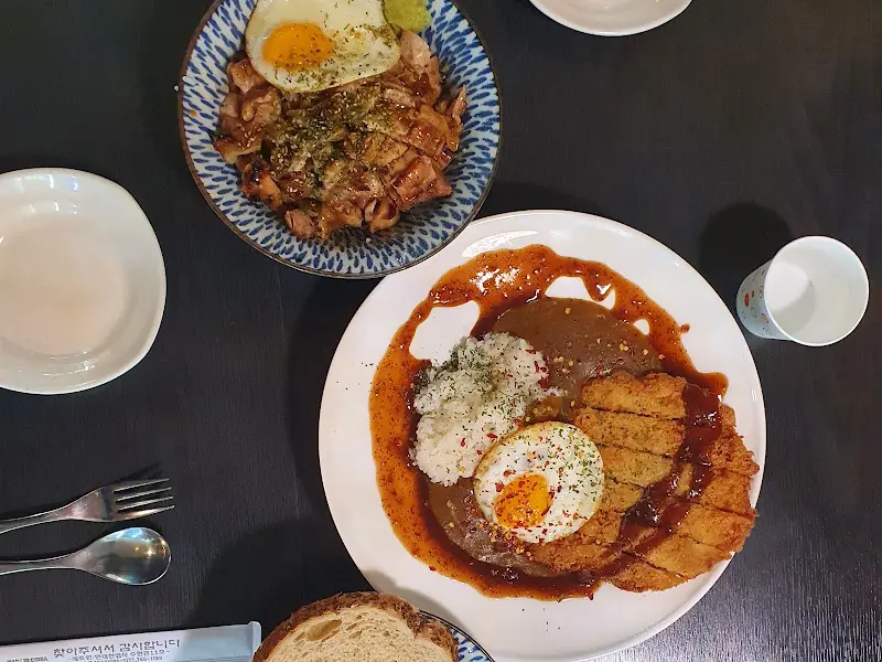 카레돈까스와 우삼겹숙주볶음