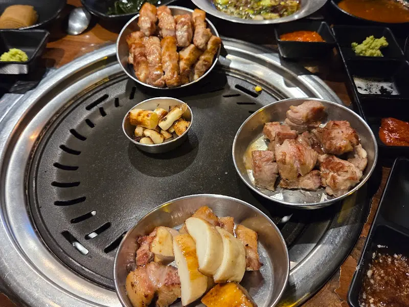 구워진 고기와 버섯