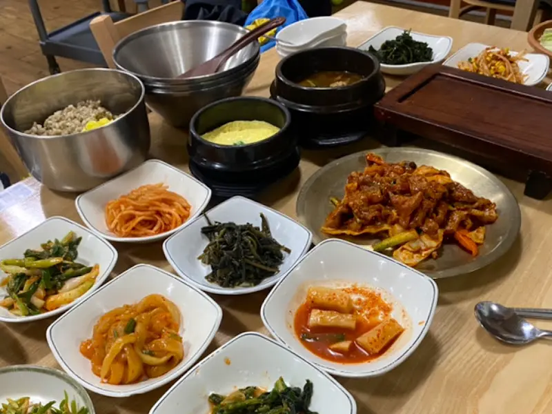 푸짐한 보리비빔밥 정식 한 상 차림