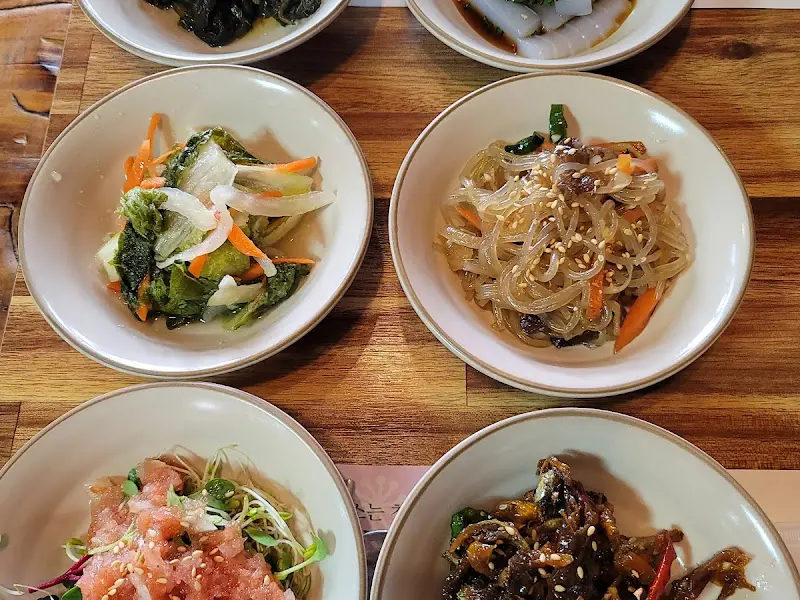 정갈하게 차려진 나물 반찬들