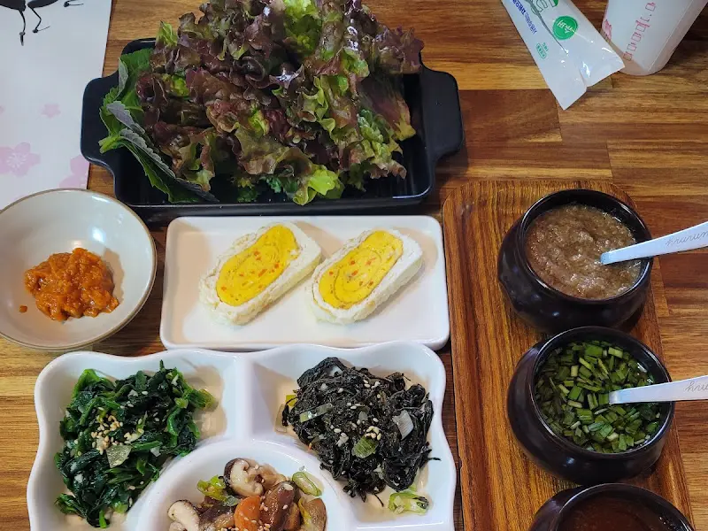 다채로운 비빔장과 쌈 채소