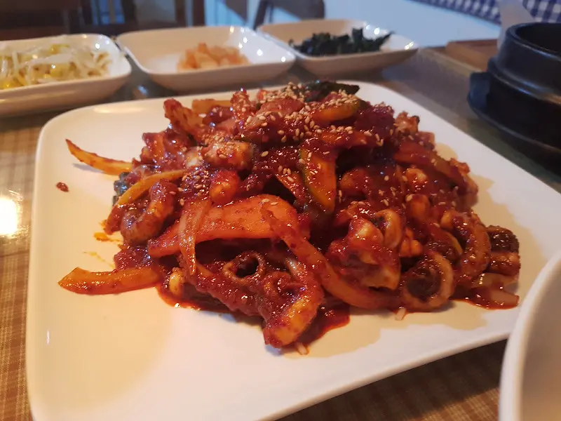 매콤한 양념에 버무려진 낙지볶음