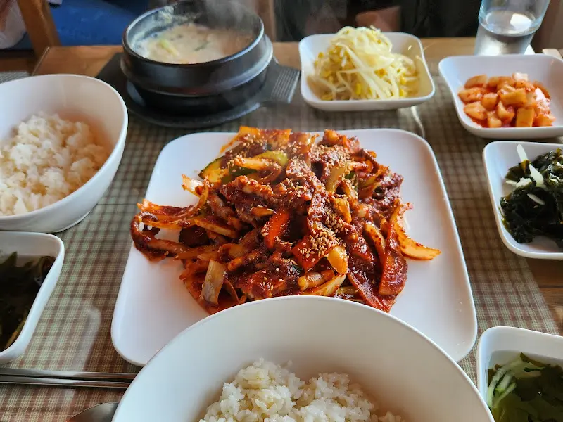 낙지볶음과 함께 제공되는 밑반찬들