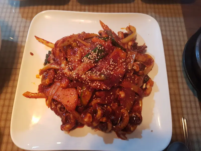 접시에 담긴 낙지볶음