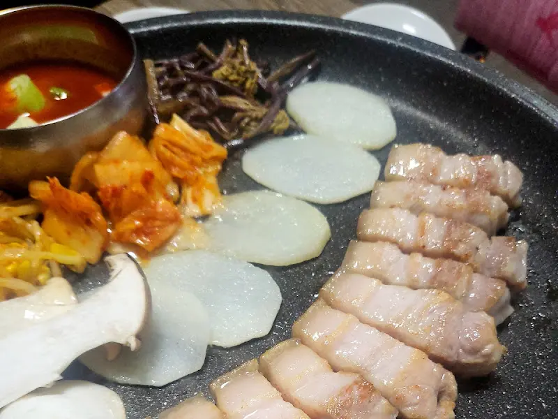 돌판 위에 구워진 오겹살, 김치, гарнир