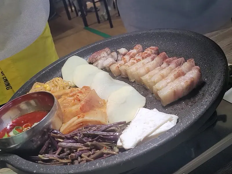 돌판 가득 구워진 오겹살