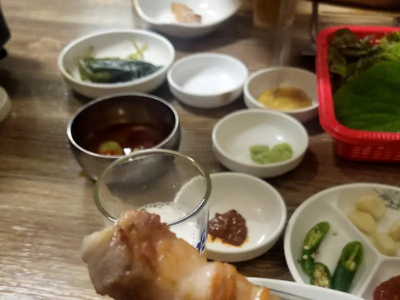 다양한 소스와 гарнир крупным планом