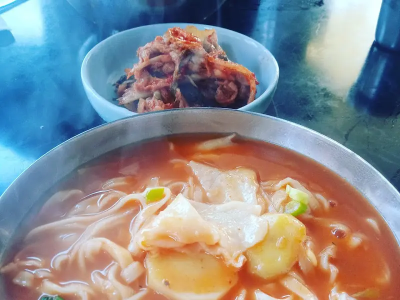 장칼국수와 김치