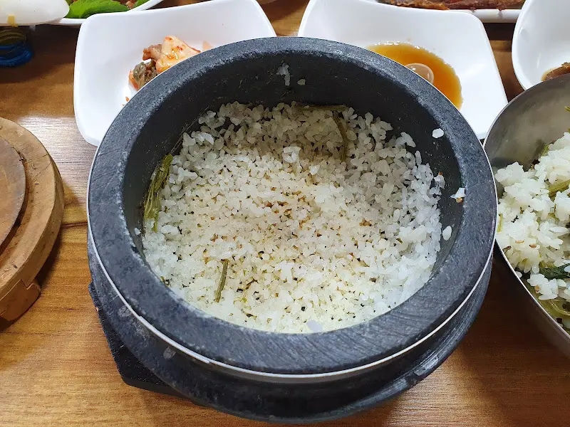 돌솥밥 안의 밥알