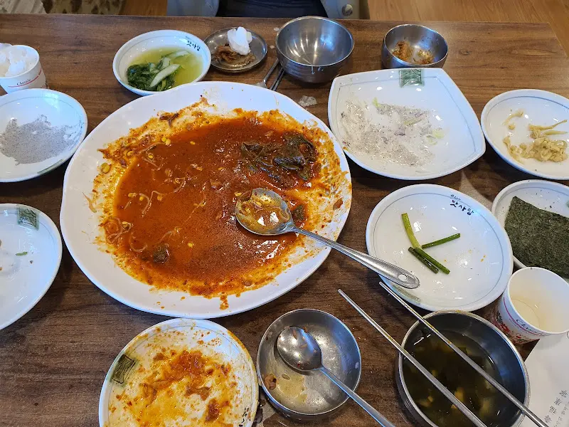 깨끗하게 비워진 접시
