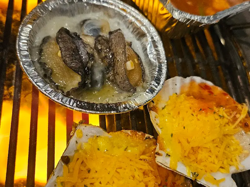 불판 위에서 익어가는 치즈 가리비