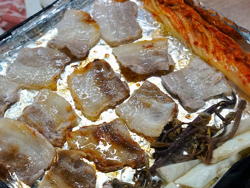 냉동 삼겹살과 김치, 콩나물, 고사리