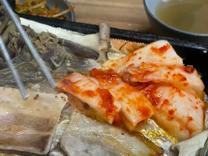 냉동 삼겹살, 김치, 고사리 구이