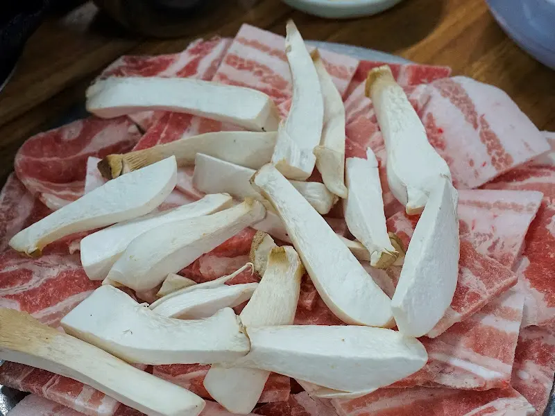 냉동 삼겹살과 버섯