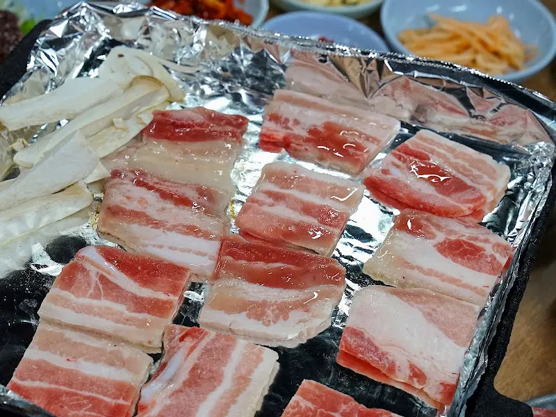 불판 위의 냉동 삼겹살