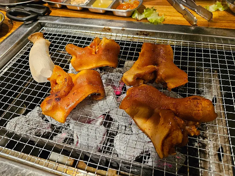 숯불 위에서 구워지고 있는 돼지꼬리