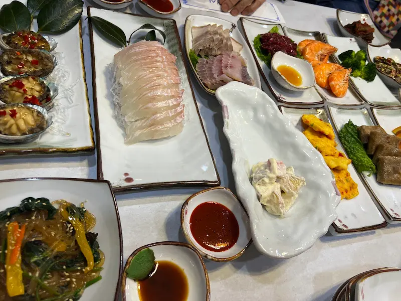 정갈하게 담겨 나온 다양한 반찬들