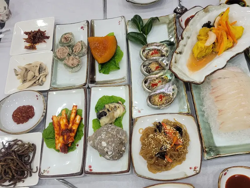 싱싱한 해산물이 가득한 한 상