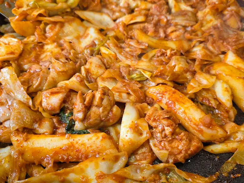 윤기가 자르르 흐르는 닭갈비