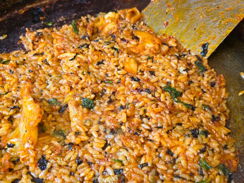 닭갈비 양념에 볶아진 볶음밥