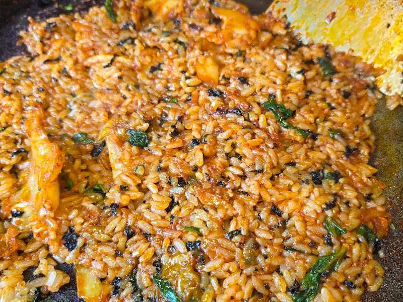 볶음밥을 긁어먹는 모습