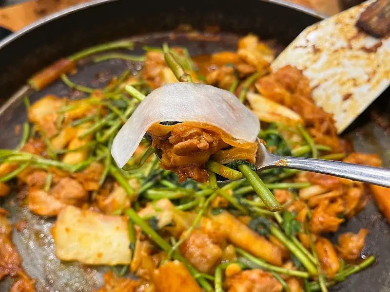 무쌈과 함께 즐기는 닭갈비