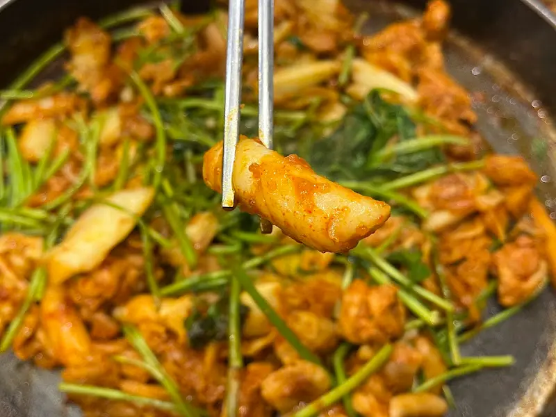 쫄깃한 떡이 들어간 닭갈비