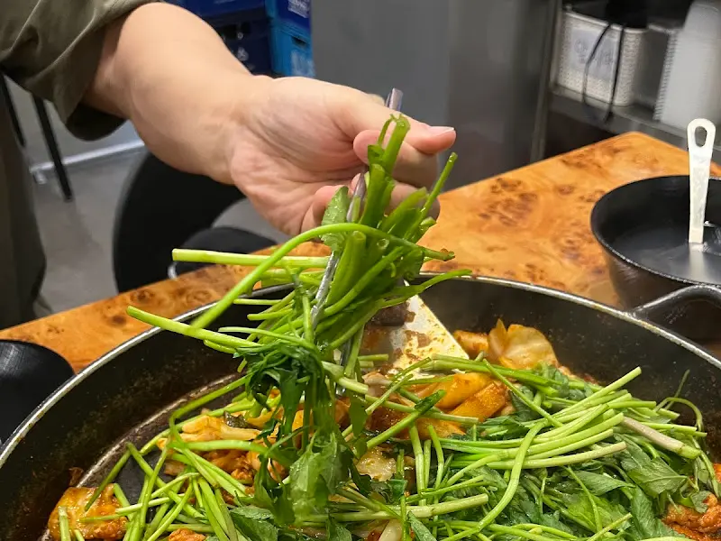 쫄면 사리를 추가한 닭갈비