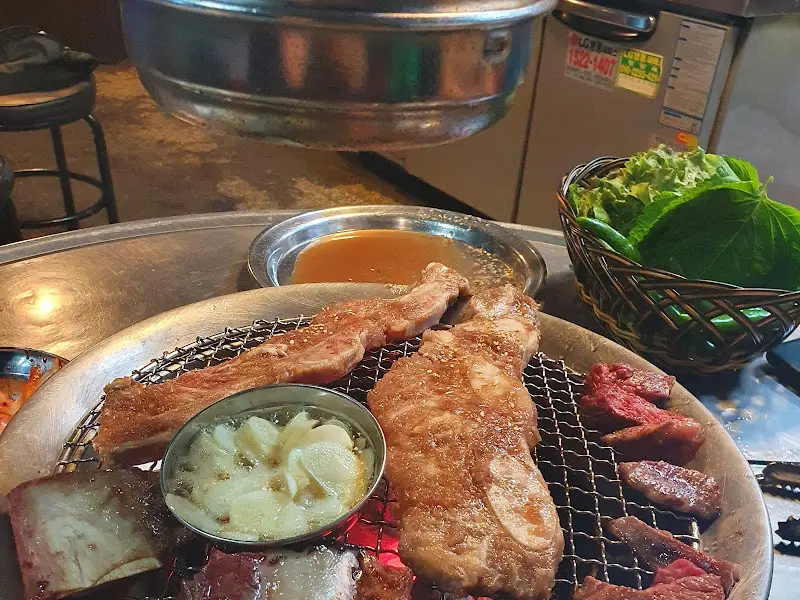 숯불 위에서 익어가는 LA갈비와 생갈비