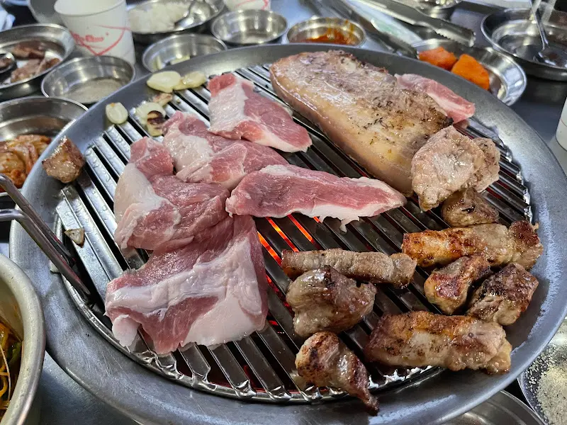 불판 가득 올려진 고기