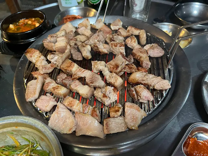 노릇하게 구워진 고기들